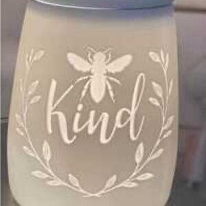 Scentsy Frosted White Bee 🐝 Kind warmer